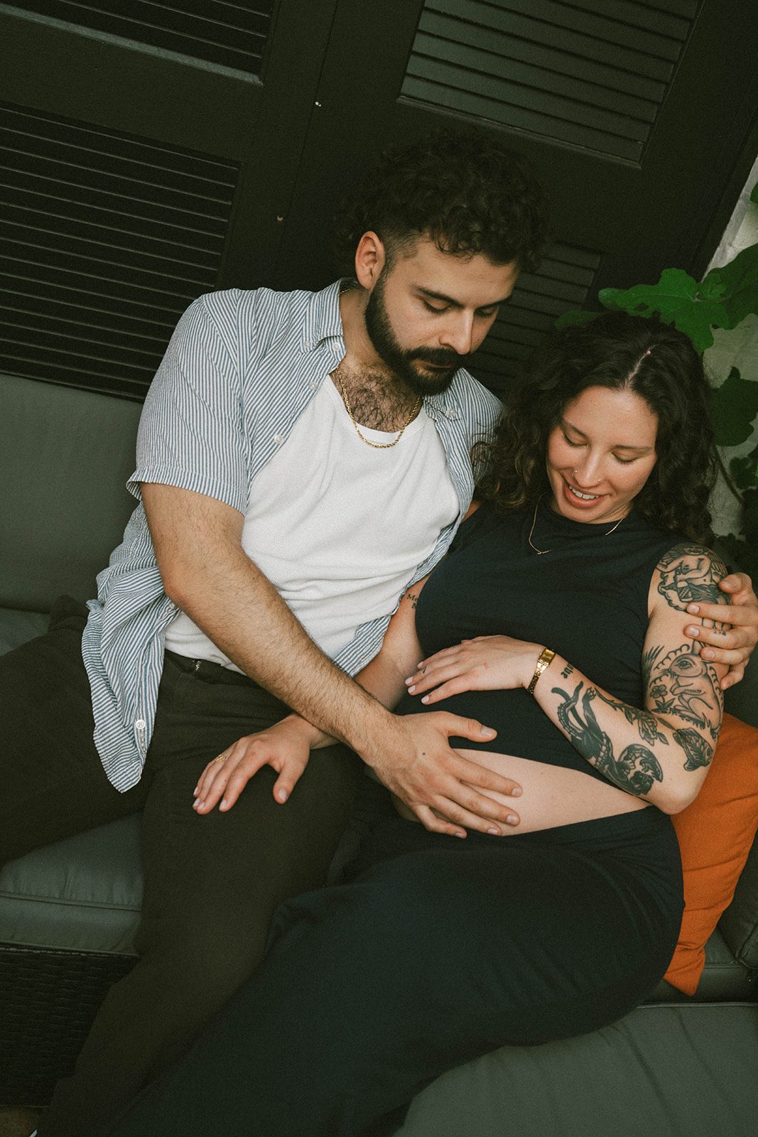 A retro maternity session for maternity photoshoot ideas