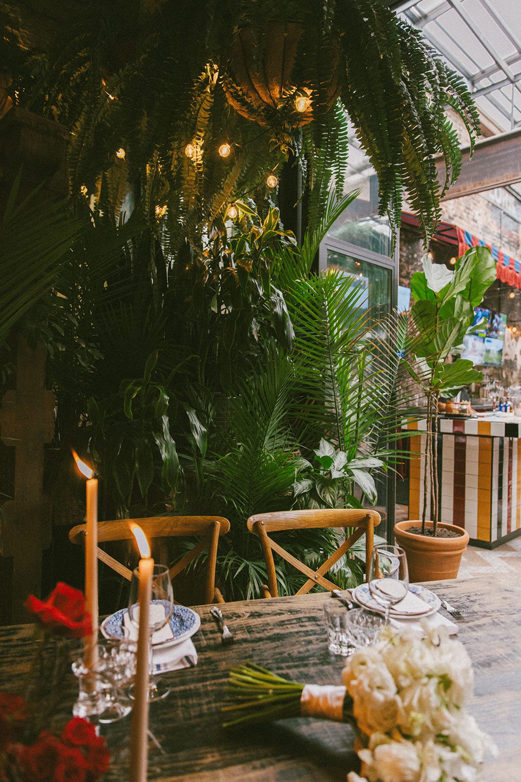A wedding sweetheart table at a Beatnik wedding