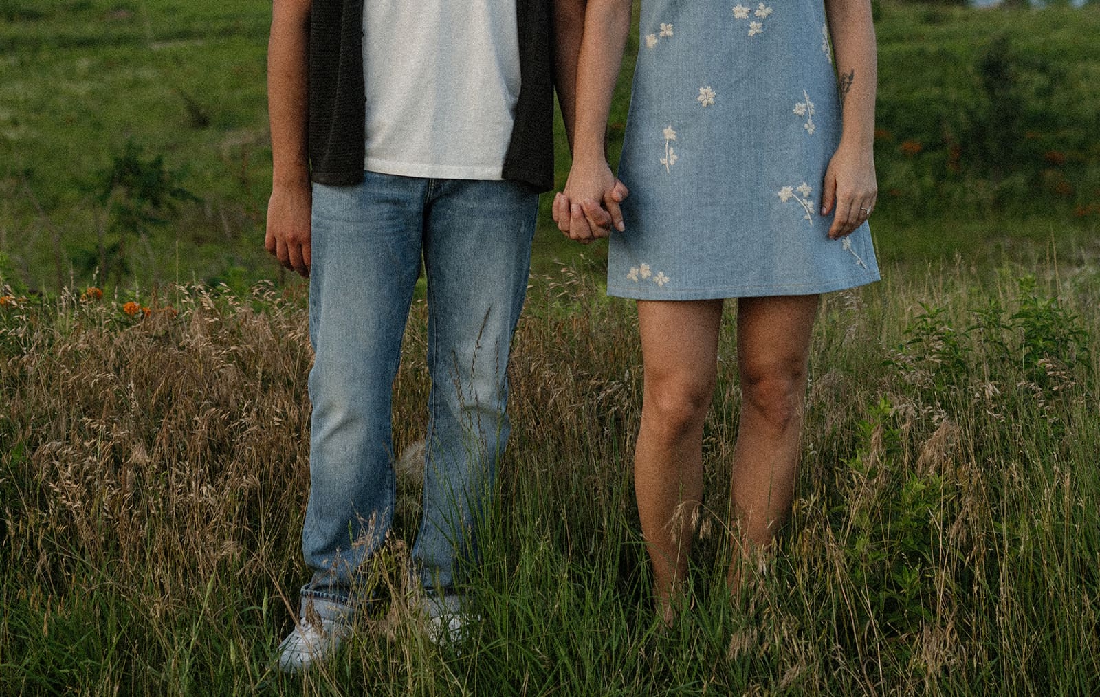Summer engagement photo outfits