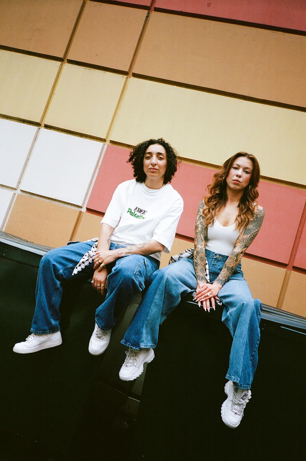 A couple's spring engagement photo outfits