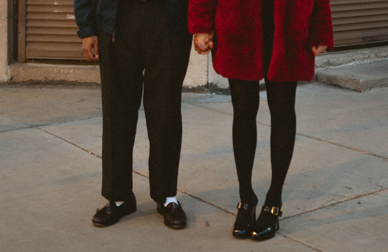 A couple's winter engagement photo outfits